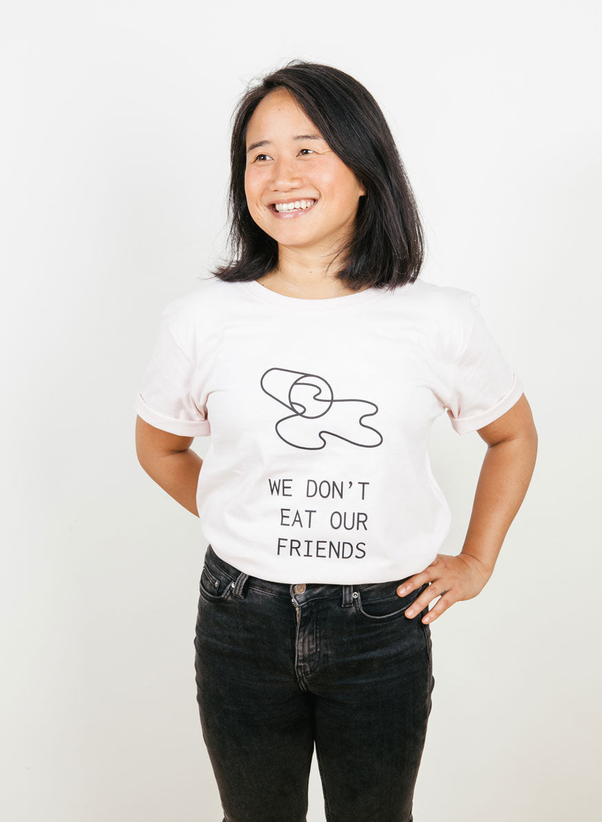 camiseta blanca “we don't eat our friends”