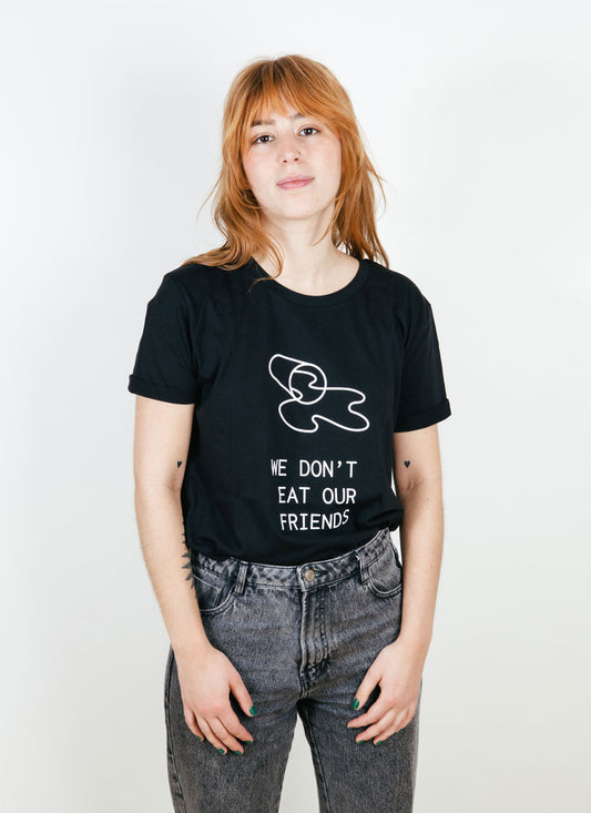 camiseta negra “we don't eat our friends”