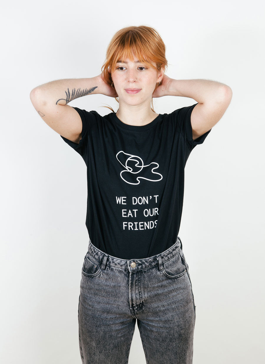 camiseta negra “we don't eat our friends”