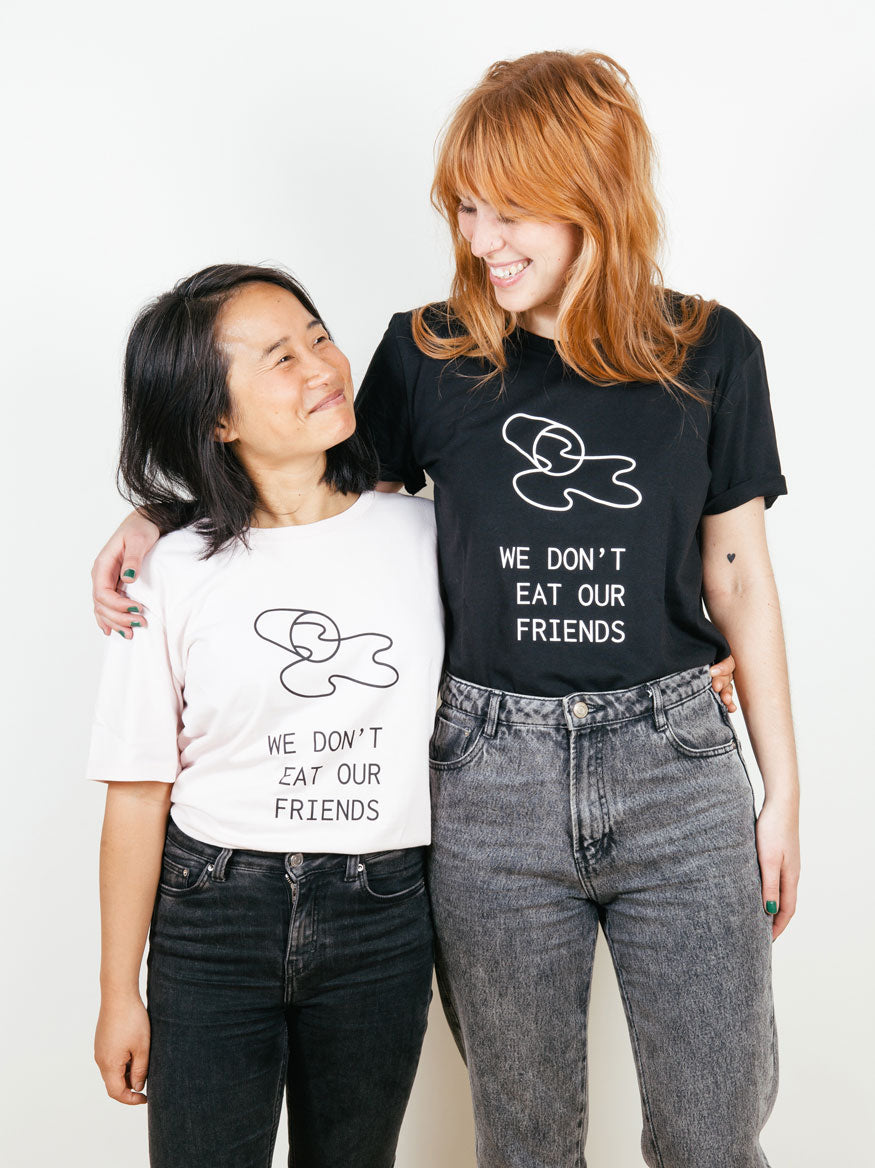 camiseta blanca “we don't eat our friends”